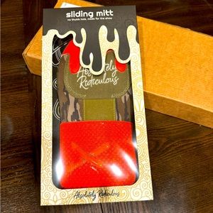 Mossy Oak Bottomland baseball sliding mitt. Standard size.